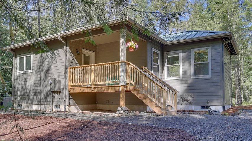 Log cabin for 4 people, with hot tub and terrace in Mount Hood