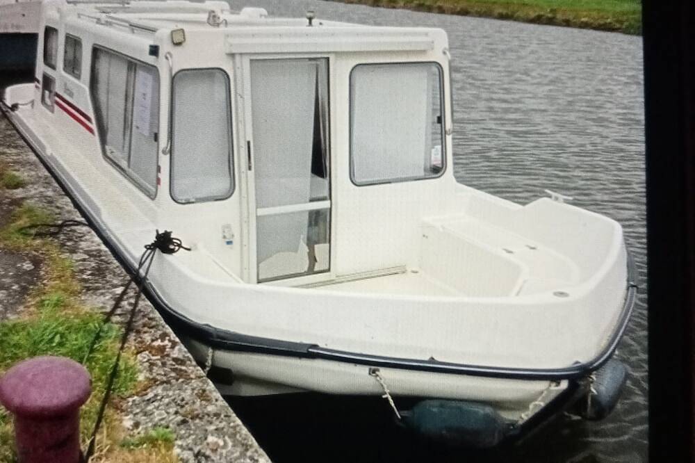 The sittele pleasure boat on the Canal du Nivernais in Bazolles, Nièvre