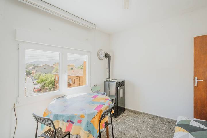 Casa Vacacional 'Pisito De Pueblo Ii' con Vista a la Montaña, Wi-Fi y Aire Acondicionado in Navaluenga, Valle del Alberche