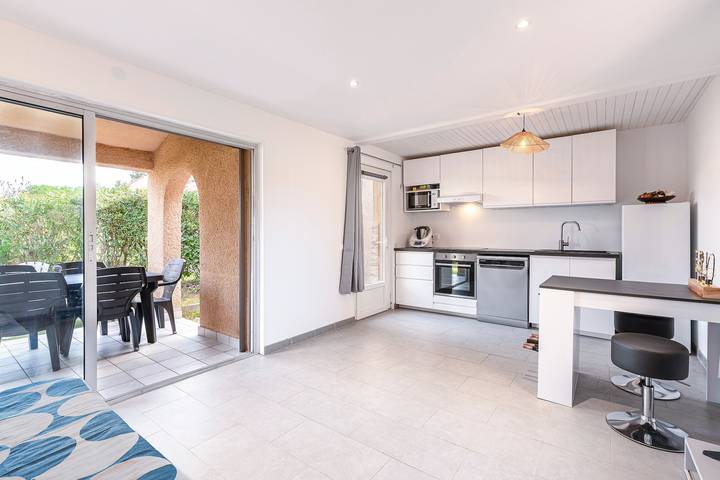 Gîte pour 5 personnes, avec terrasse et jardin dans Gare du Club Med Cocody - 2