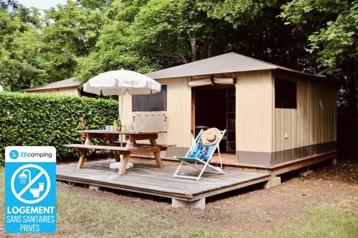 Tente pour 4 personnes, avec jacuzzi et bassin pour enfant