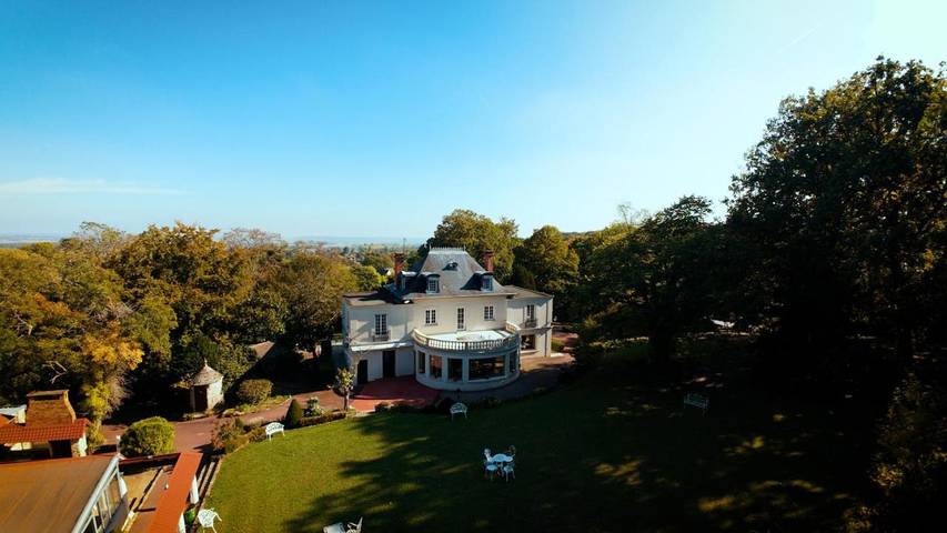 Location de vacances pour 26 personnes, avec vue et sauna ainsi que jardin et piscine dans La Queue-lez-Yvelines