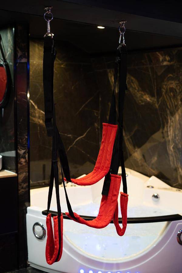 Capsule Secret - Jacuzzi - Netflix & Home cinéma - Jeux de couple - Barre de pole dance in Valenciennes, Région de Valenciennes