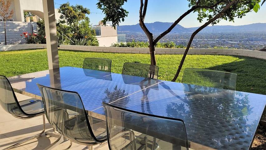 Vacation rental for 11 people, with yard in Burbank