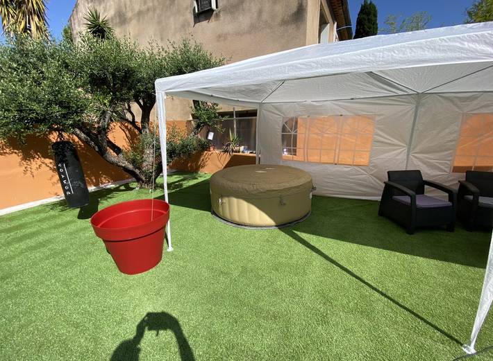 Location de vacances pour 7 personnes, avec jacuzzi et balcon ainsi que piscine et jardin à La Valette-du-Var - 4