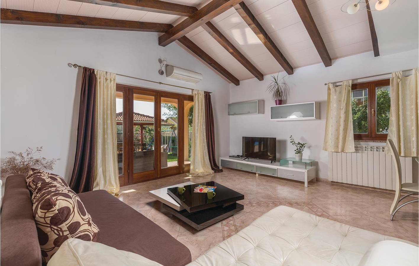 Geräumige 2-Zimmer-Wohnung mit Pool, 2 km vom Strand entfernt in Novigrad, Umag und Umgebung
