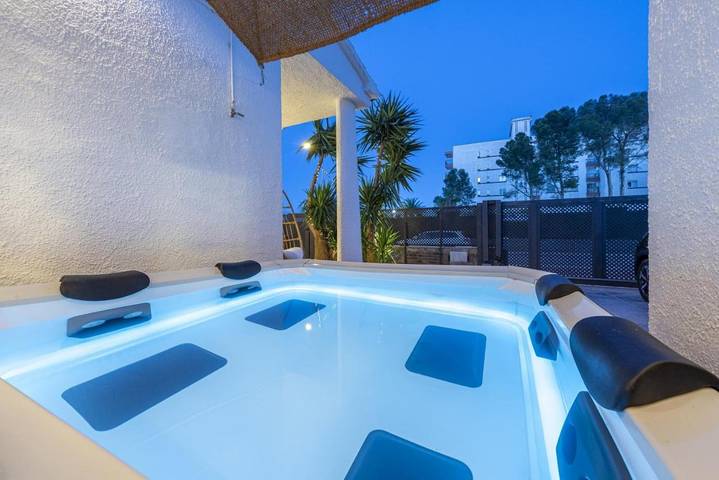 Villa für 12 Personen, mit Balkon und Whirlpool sowie Terrasse und Garten in Miami Playa - 3