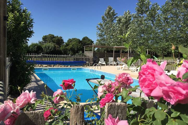 Location de vacances pour 4 personnes, avec Terrasse ainsi que Jardin et Piscine à Hanc