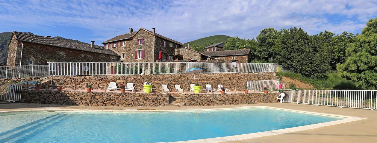 Casa de vacaciones 'La Magnannerie' con vistas a la montaña, piscina compartida y aire acondicionado in Gravières, Parc naturel régional des Monts d'Ardèche