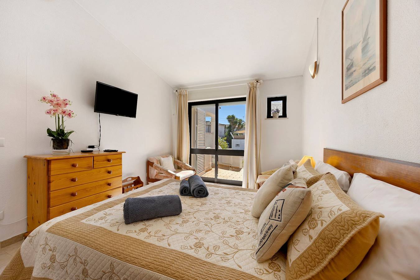 Entire studio, Studio Apartment 'Estúdio Agostinho' with Private Terrace and Wi-Fi in Luz, Faro District