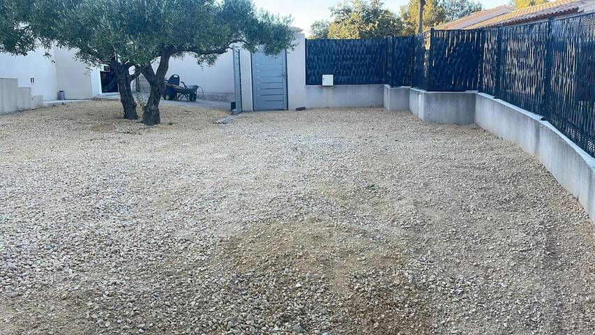 Location de vacances pour 6 personnes, avec vue ainsi que vue sur le lac et jardin à Aramon - 3