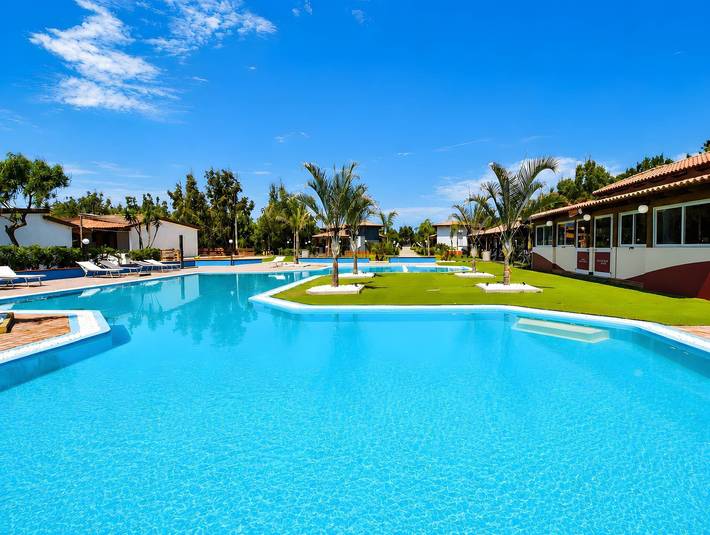 Entire apartment, Apartment 'Borgo Antico, Rodi' with Shared Pool, Wi-Fi and Air Conditioning in Nicotera, Vibo Valentia Province