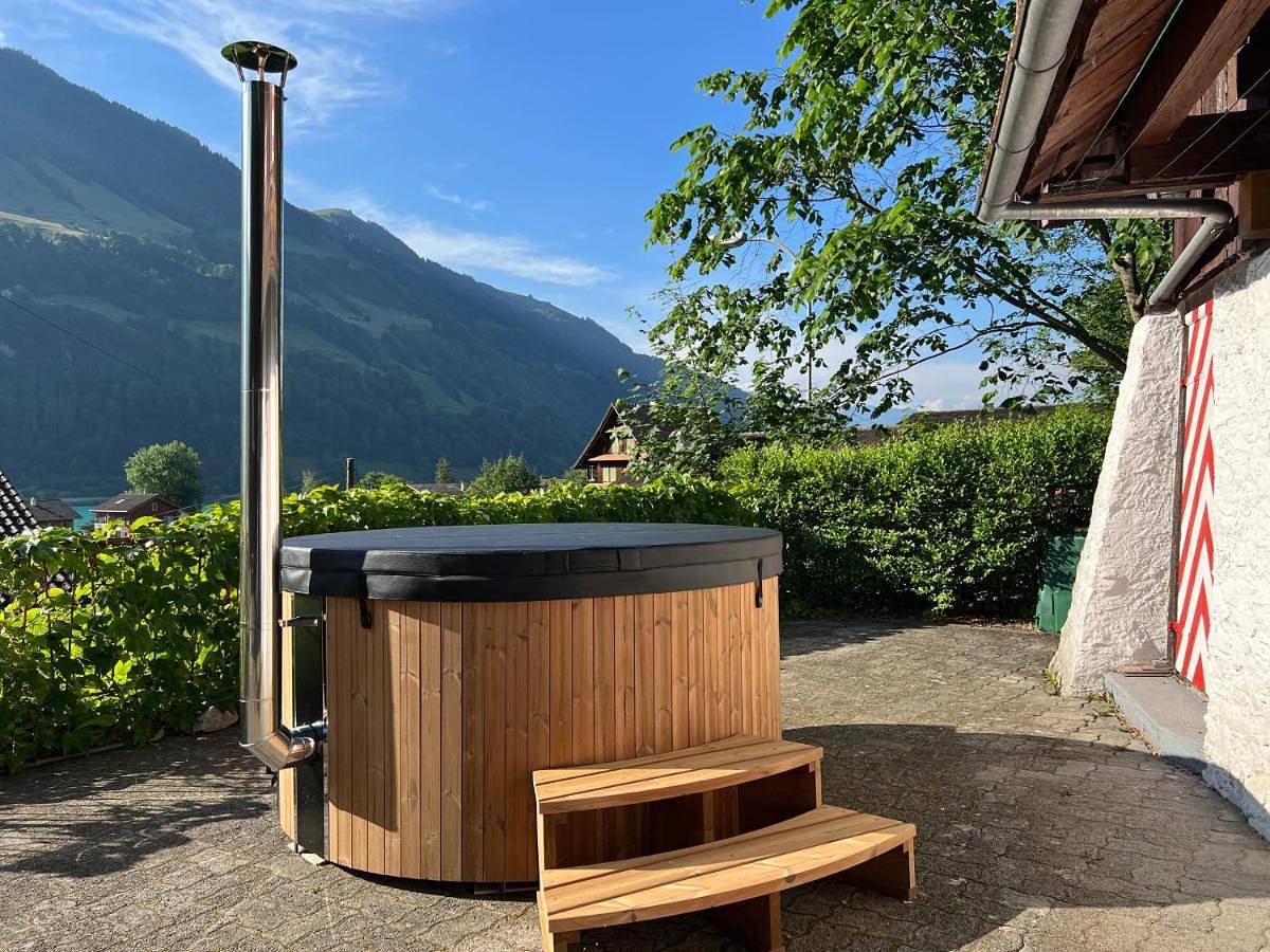Romantic private superior Swiss Chalet with Hottub in Lungern, Obwalden