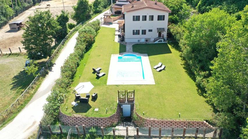 Agriturismo per 2 persone, con Terrazza e Giardino nonché Piscina e Panorama in Provincia di Teramo