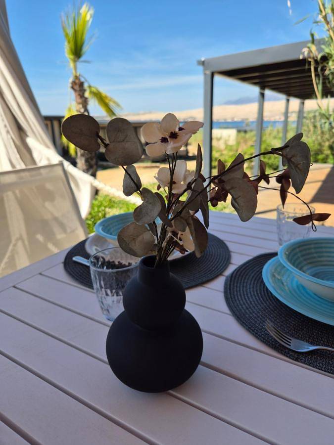 Camping pour 5 personnes, avec jardin et vue dans Pag