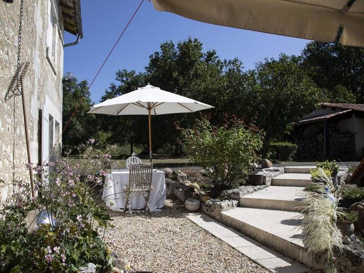 Location de vacances pour 2 personnes, avec Terrasse et Jardin ainsi que Piscine et Vue à Yviers - 3
