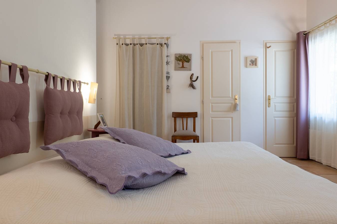 Bed & Breakfast 'Le Mas Du Loup - Chambre Provence' met Uitzicht op de Bergen, Gedeeld Terras en Wi-Fi, foto 14