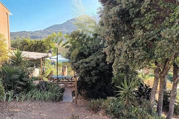 Gîte pour 6 personnes, avec jardin et jacuzzi à Alata