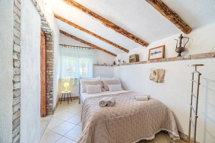 Holiday home for 7 guests, with a pool, golf, countryside by the sea in San Pietro di Brazza, Brac