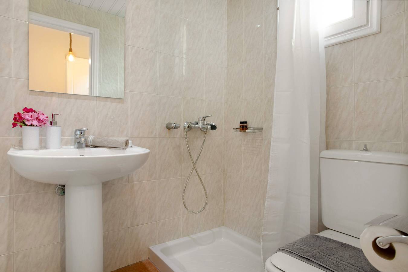 Vakantiewoning "Tropical Studio 2" met gedeelde tuin, A/C & Wi-Fi, foto 15