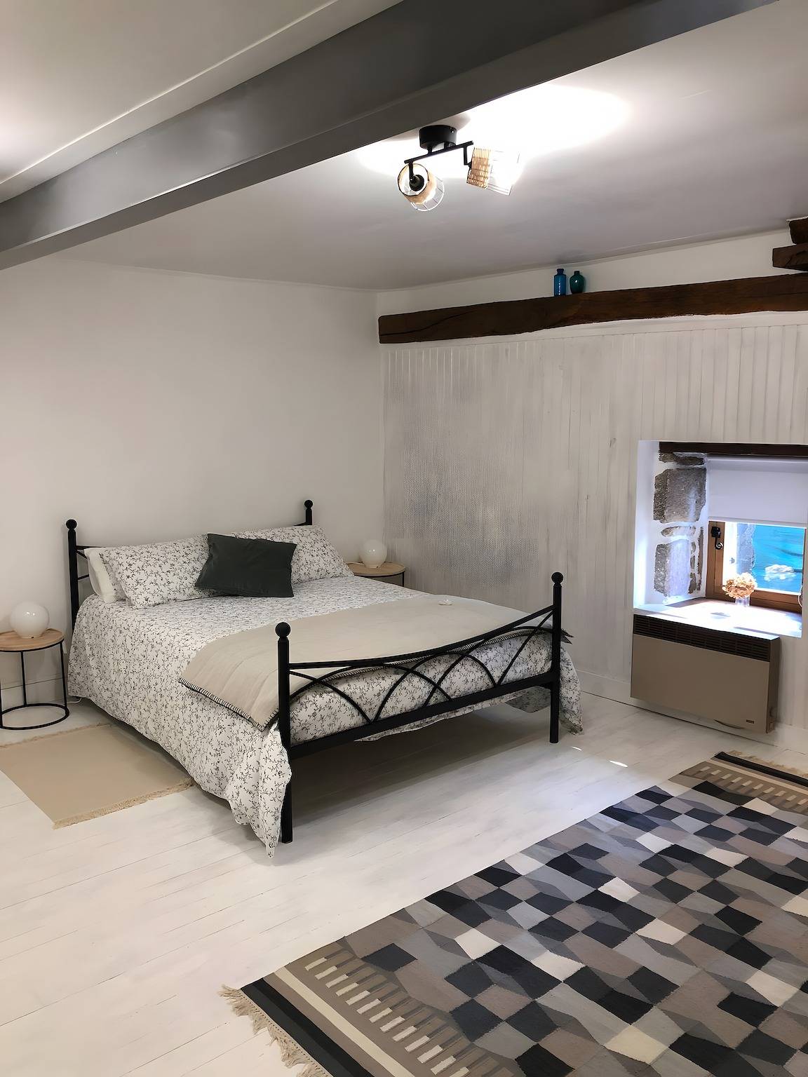 Habitación de huéspedes «La Blanche» con terraza compartida, jardín común y Wi-Fi in Soubrebost, Parque Natural Regional de Millevaches en Lemosín