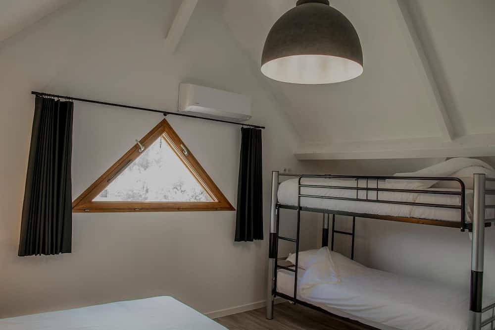 Maison sur parc de vacances avec piscine in Lacapelle-Marival, Lot