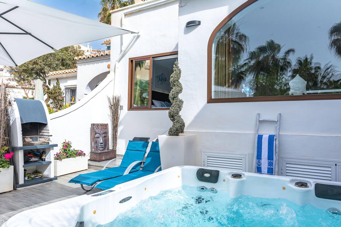 Holiday Home 'Casablanca 3 - El Oasis Capistrano' near the Sea with Shared Pool & Wi-Fi in El Capistrano, Costa del Sol