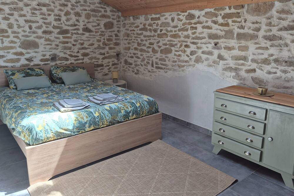 Appartement entier, Bulle de nature- gîte typique de la Drôme des collines in Charmes-sur-l'Herbasse, Région de Valence