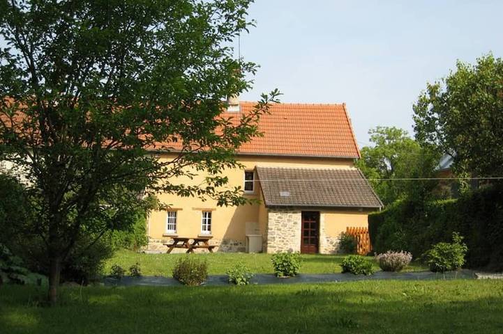 Gîte pour 4 personnes, avec Terrasse et Jardin à Feugères