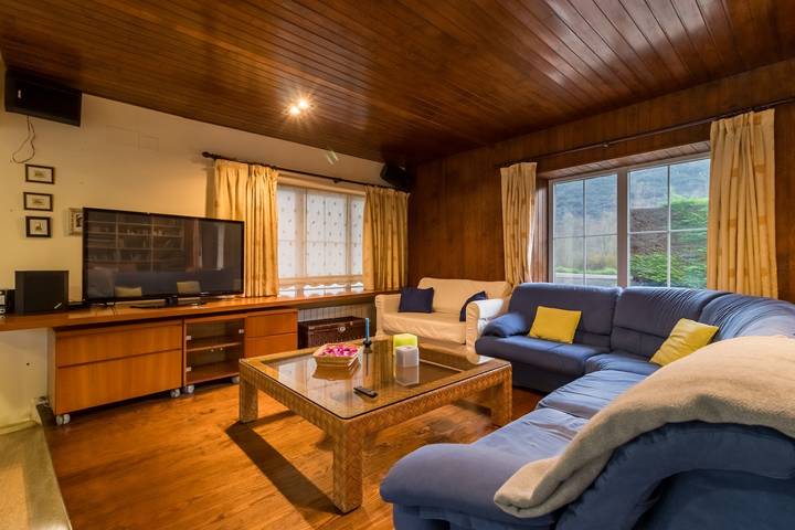Villa con vistas a la montaña, terraza privada y aire acondicionado in Ruesga, Costa de Cantabria