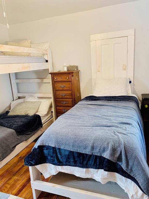 Cozy Cottage - quaint and comfy - 5 blocks to the beach, 1 block to Mason Ave. in Cape Charles, Chesapeake Bay