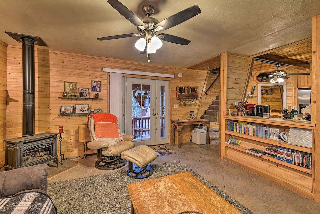 Neu! Munds Park Cabin mit möbliertem Deck & Feuerstelle! in Munds Park, Oak Creek Canyon