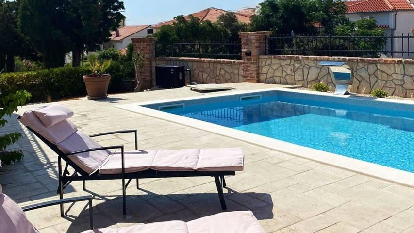 Villa pour 8 personnes, avec jardin ainsi que terrasse et jacuzzi dans Rab - 4