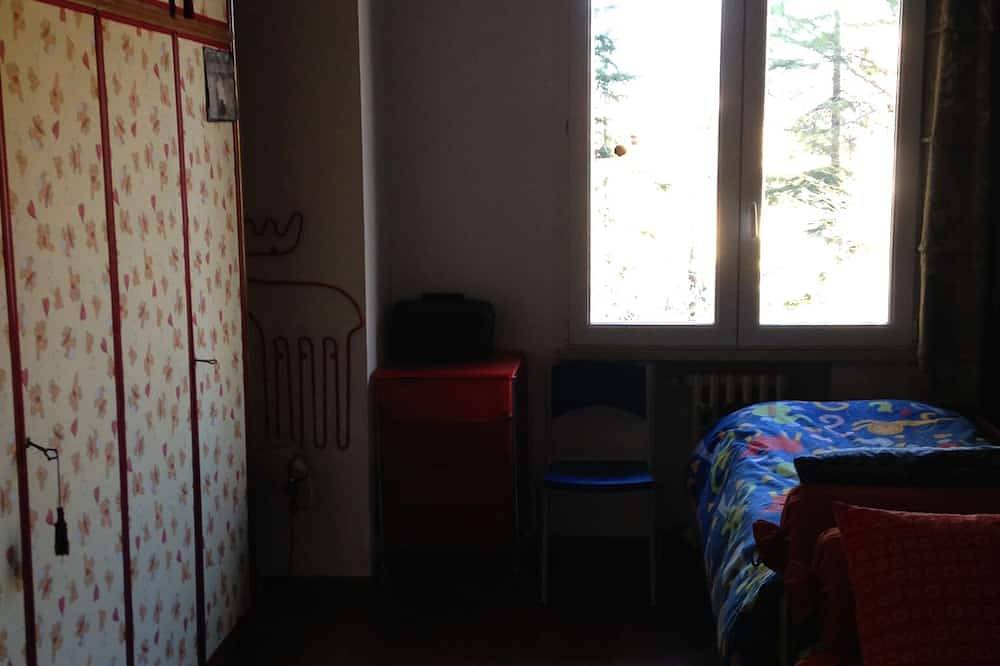 Family friendly Villa with private garden, 30 min walk to city centre in Siena, Siena Province