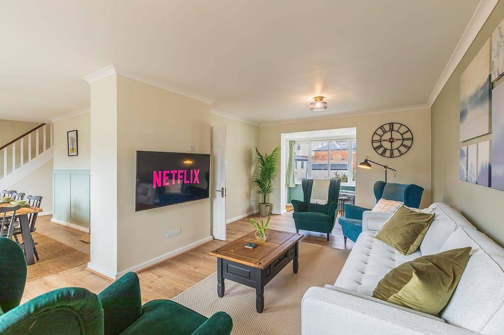 4 Bed City House With Private Garden and Parking in Winchester, South Downs