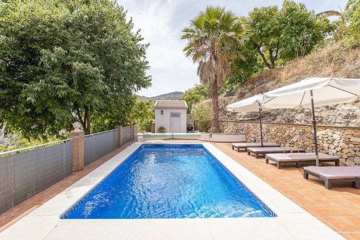 Maison de vacances 'Casa Flamenca' avec vue sur la montagne, Wi-Fi et climatisation in Canillas de Albaida, Cordillera Penibética