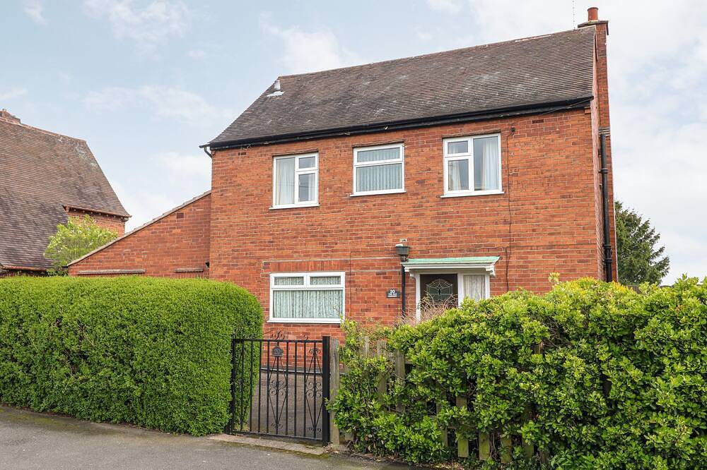 The Old Grocery, pet friendly, with a garden in Barrow Hill in Chesterfield, Derbyshire