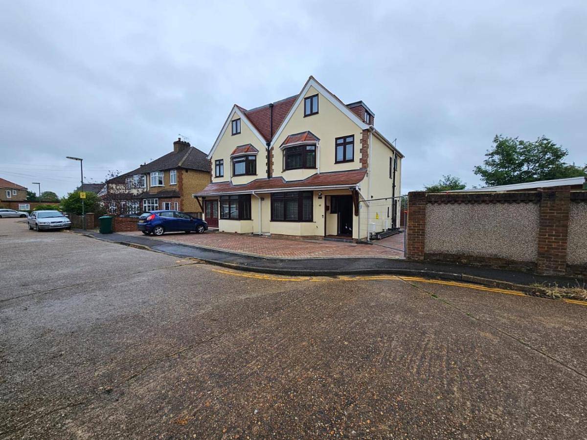 Five-Bedroom House in Spelthorne, Colne Valley Park