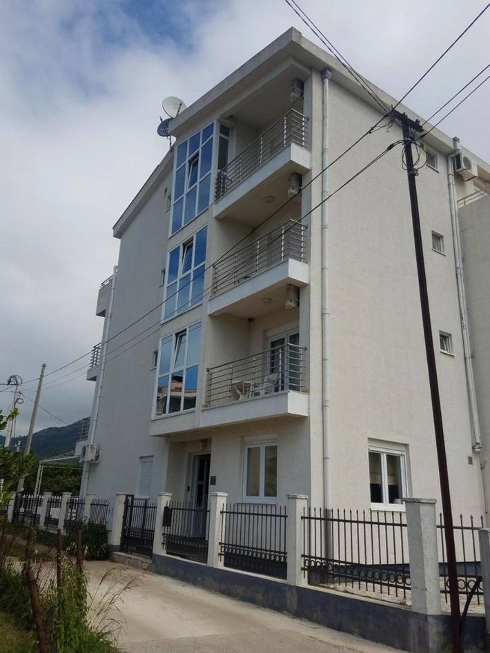 Gîte pour 4 personnes, avec vue ainsi que piscine et jardin dans Bar - 4