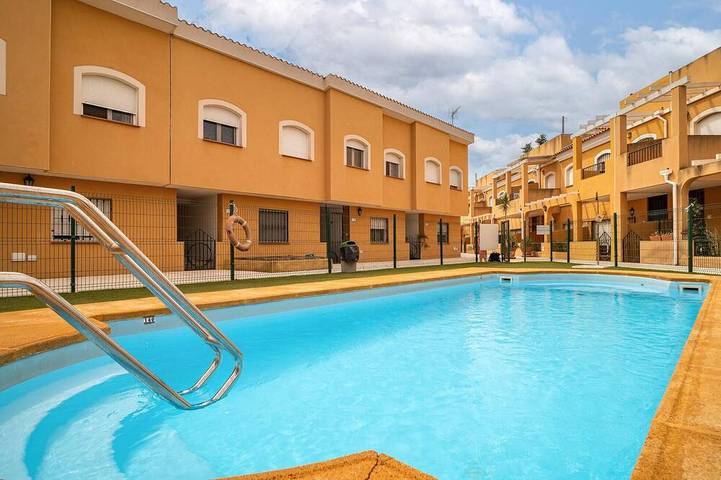 Ferienhaus für 6 Personen, mit Pool und Balkon - 1