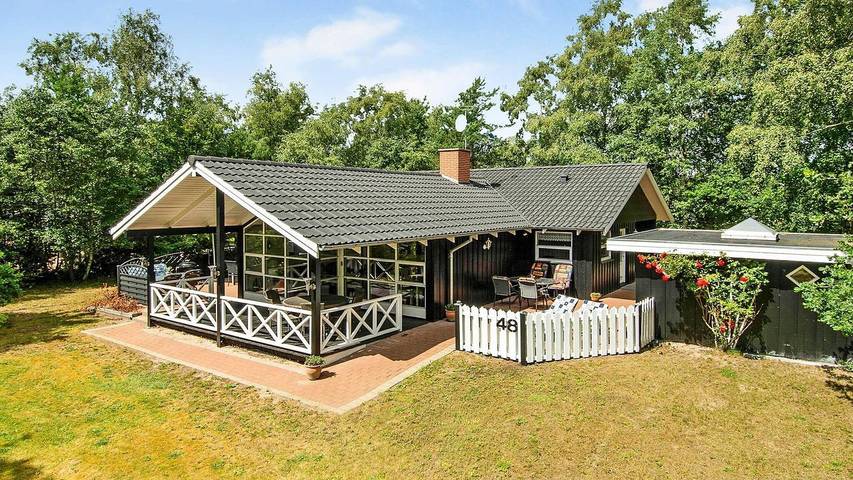 Ferieudlejning for 8 personer, med terrasse og jacuzzi samt sauna, husdyr tilladt i Helberskov