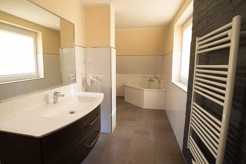 Villa Fleesenstrand am See | mit Außenwhirlpool | Sky Tv | Kamin | Sauna in Göhren-Lebbin, Fleesensee