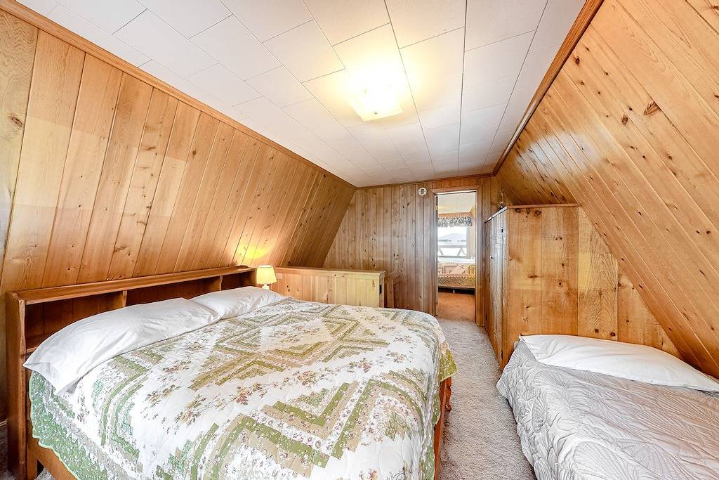 Gemütliche Seafront Kabine w / herrliche Aussicht, private Dock & Pebble Beach! in Moosehead Lake