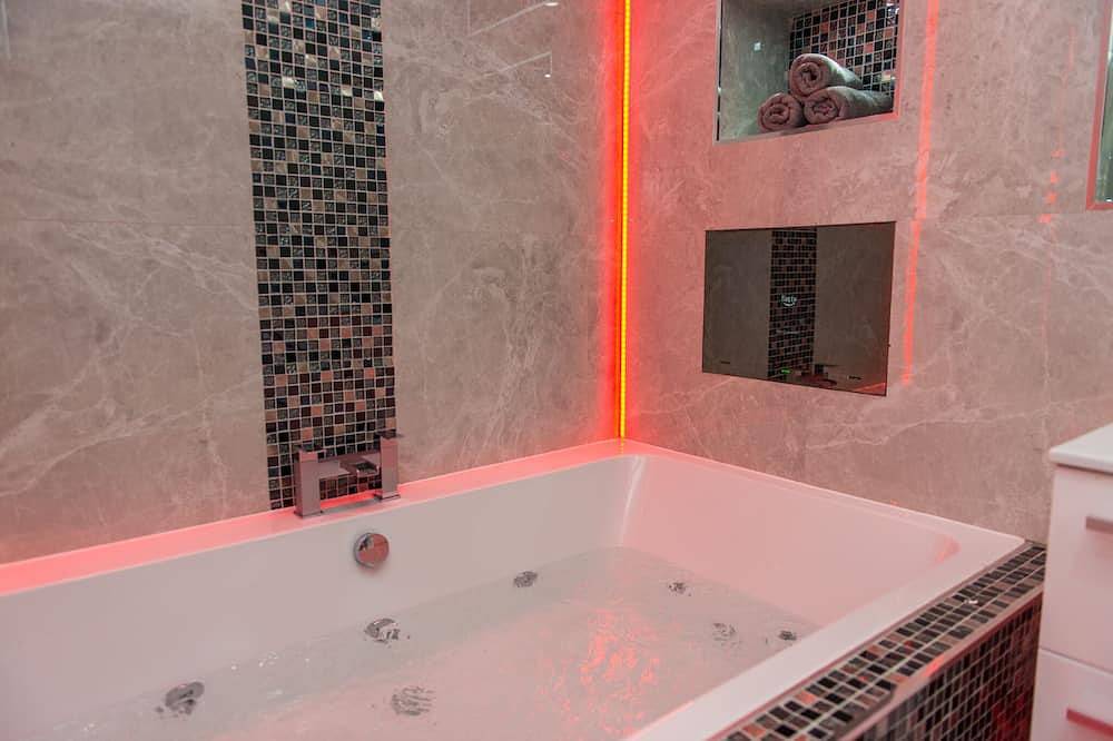 Entire apartment, Aphrodite Suites The Opulance Hot Tub Spa Suite in Huddersfield, West Yorkshire