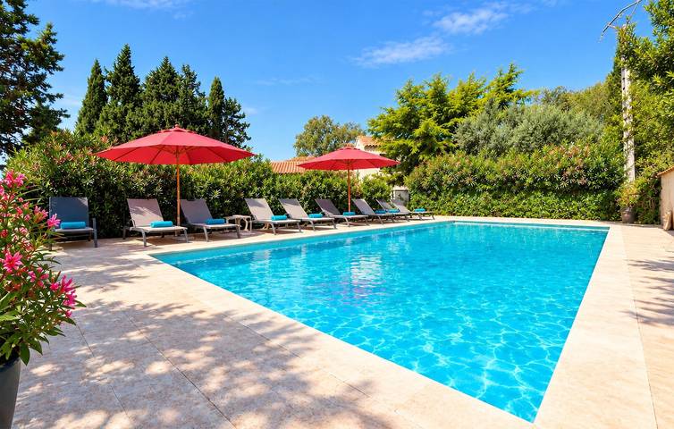 Charmante Ferienwohnung mit Pool, WLAN, Terrasse und Parkplatz in Eyragues, Arles und Umgebung