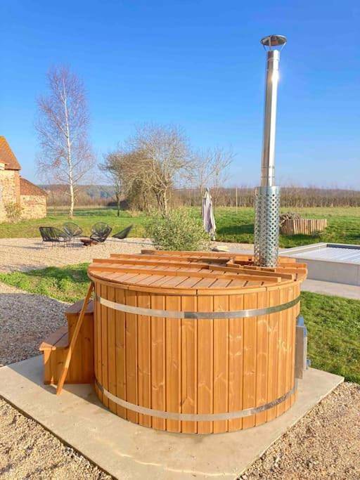 Location de vacances pour 8 personnes, avec terrasse et piscine ainsi que vue et jardin dans Couzon - 2