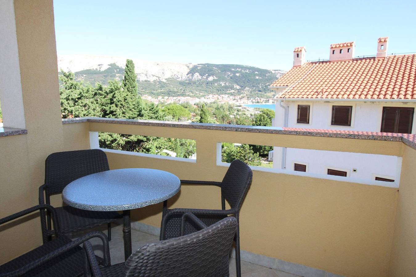 Appartement entier, Capic Z5 - Apartment with Balcony and Parking spot, 300 m from the Beach in Zarok, Baška