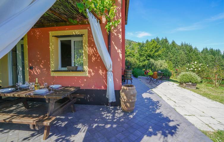 Charming Apt with Pool & WiFi, Near Locanda Agrogallo di Comeglio Laura in Castello (Carro), Carro (Liguria)