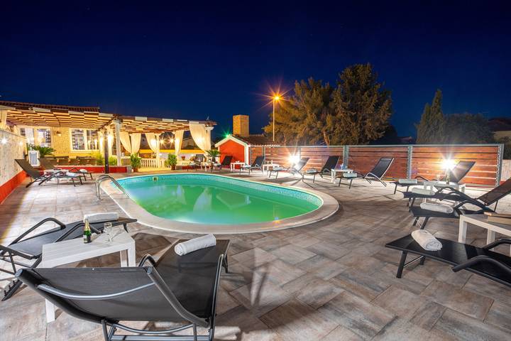 Villa pour 16 personnes, avec sauna ainsi que piscine et balcon/terrasse à Turanj - 3