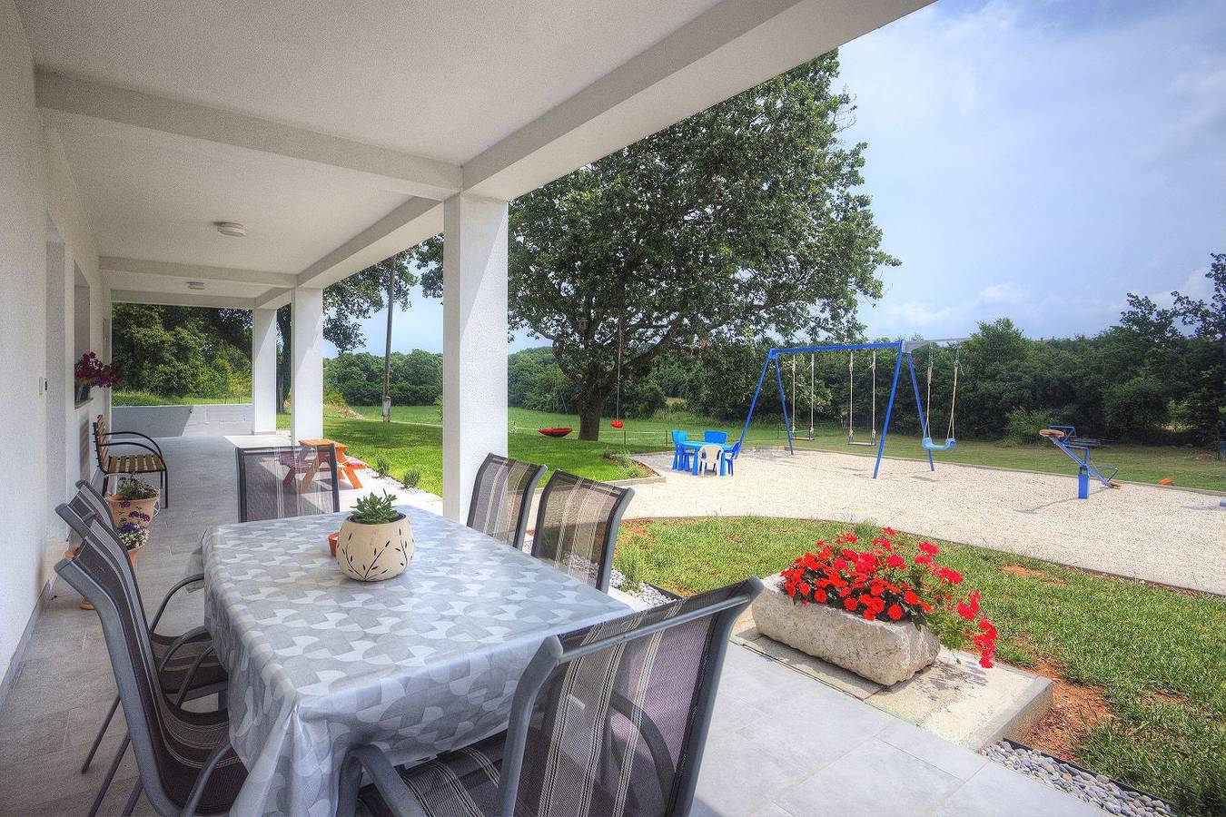 Ganze Wohnung, Besonderes Apartment mit großem Garten, Spielbereich, Babybett, Grill auf 6000m2 Grundstück in Valtura, Südküste Istrien